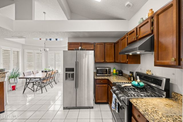 1000 SUN RIDGE Drive, El Paso, TX 79912
