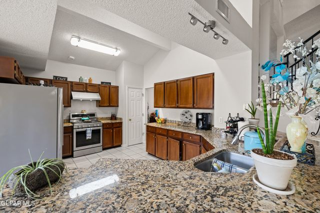 1000 SUN RIDGE Drive, El Paso, TX 79912