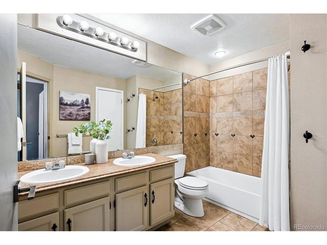 922 S Paris Ct, Aurora, CO 80012