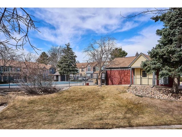 922 S Paris Ct, Aurora, CO 80012