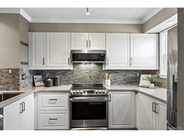 922 S Paris Ct, Aurora, CO 80012