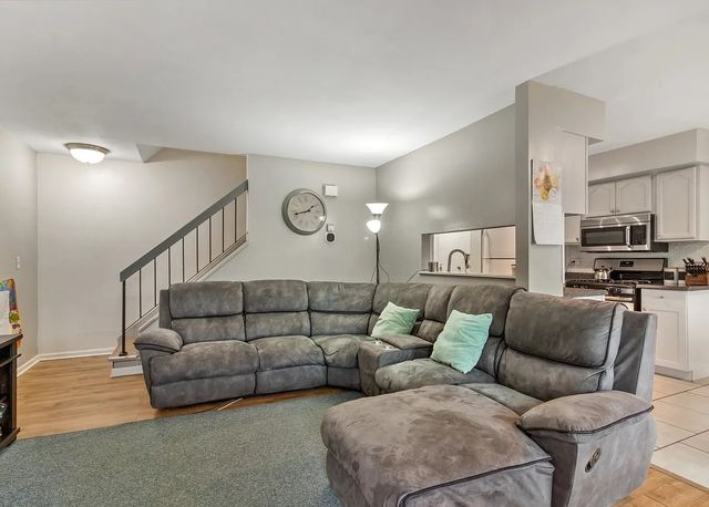 212 Hudson Court B, Bolingbrook, IL 60440
