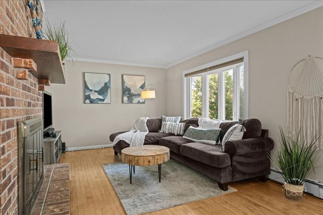 401 E Side Drive, Geneva, IL 60134