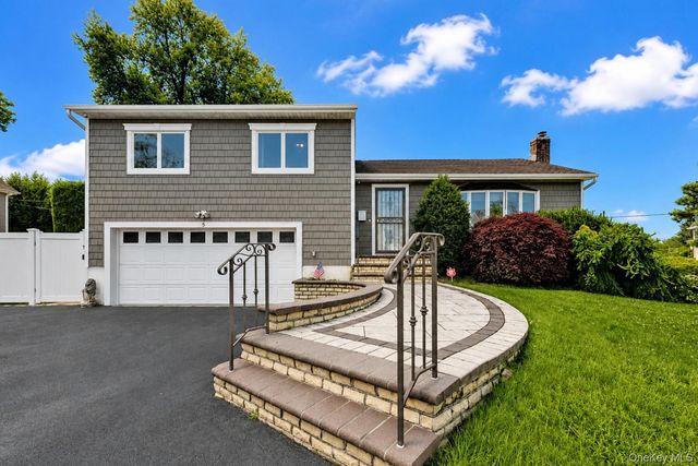 5 Cranberry Lane, Plainview, NY 11803