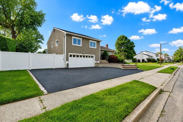 5 Cranberry Lane, Plainview, NY 11803
