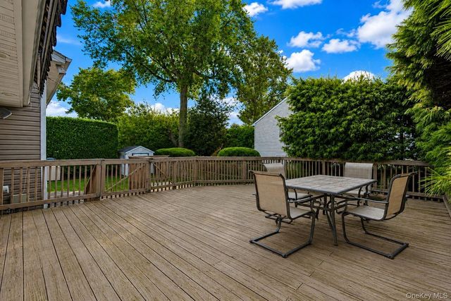 5 Cranberry Lane, Plainview, NY 11803