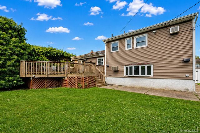 5 Cranberry Lane, Plainview, NY 11803