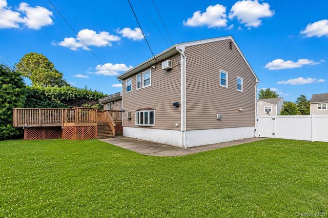 5 Cranberry Lane, Plainview, NY 11803