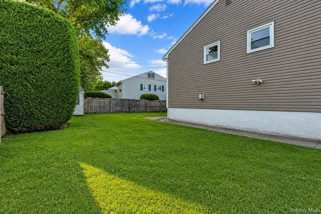 5 Cranberry Lane, Plainview, NY 11803