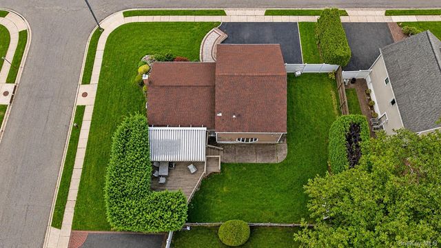 5 Cranberry Lane, Plainview, NY 11803