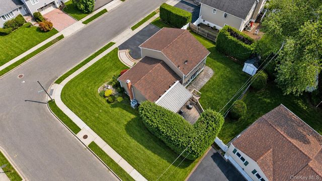 5 Cranberry Lane, Plainview, NY 11803