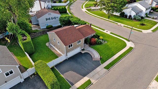 5 Cranberry Lane, Plainview, NY 11803