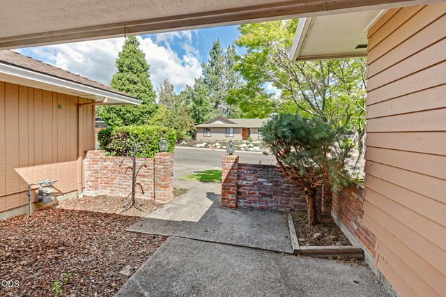 2774 Jessica Circle, Medford, OR 97504