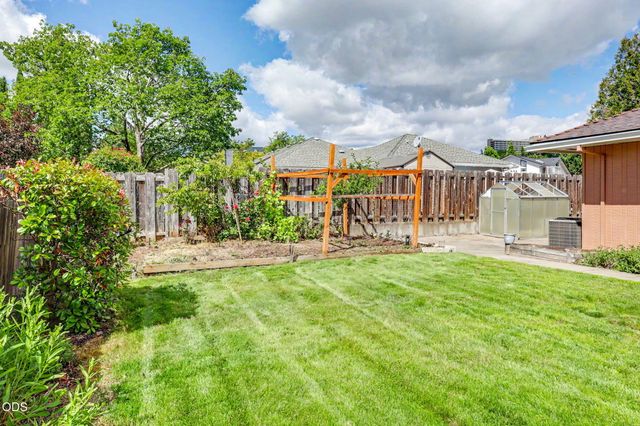 2774 Jessica Circle, Medford, OR 97504