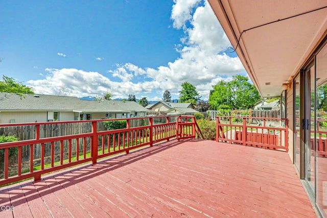 2774 Jessica Circle, Medford, OR 97504