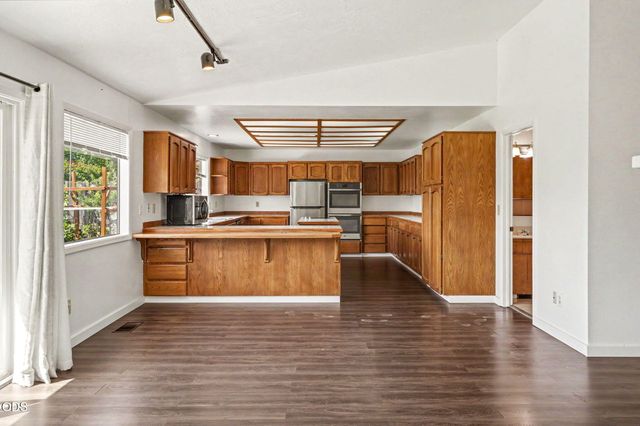 2774 Jessica Circle, Medford, OR 97504