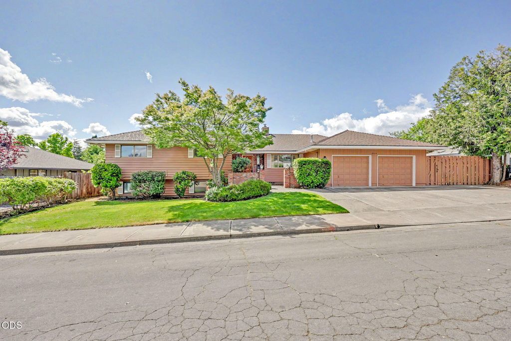 2774 Jessica Circle, Medford, OR 97504