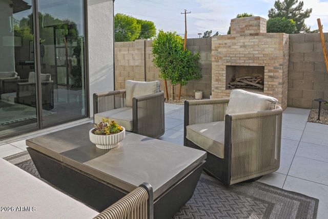 215 E ASHWOOD Place, Phoenix, AZ 85012