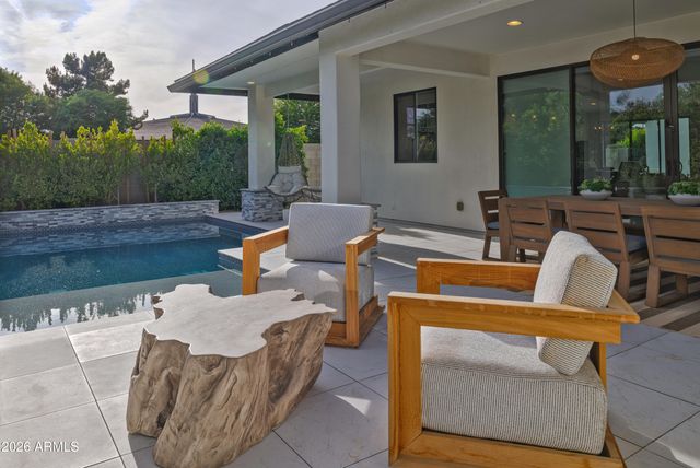 215 E ASHWOOD Place, Phoenix, AZ 85012