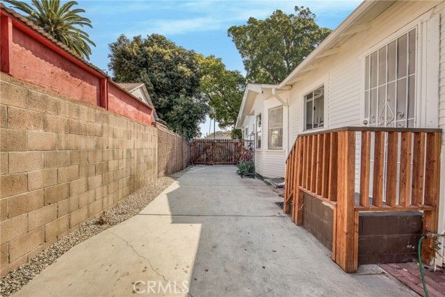 2947 West Boulevard, Los Angeles, CA 90016