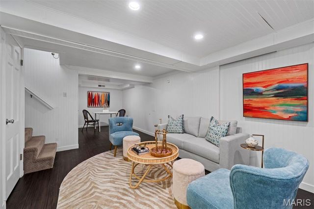 422 Mission Court, University City, MO 63130