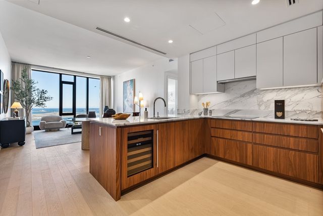 682 Atlantic Ave 39L, Boston, MA 02111