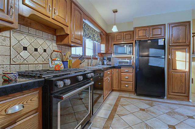 4122 Longmeadow Drive, Trenton, MI 48183