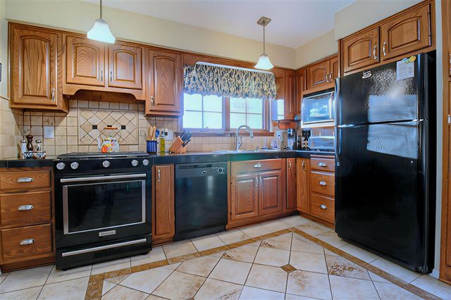 4122 Longmeadow Drive, Trenton, MI 48183