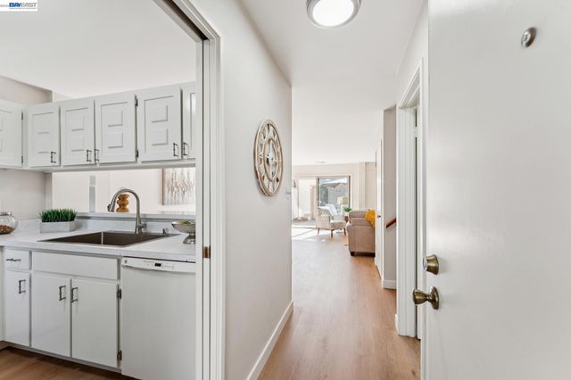 1159 Admiralty Ln, Alameda, CA 94502