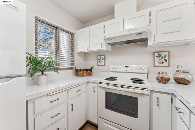 1159 Admiralty Ln, Alameda, CA 94502