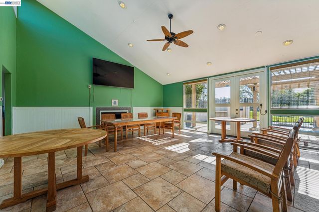 1159 Admiralty Ln, Alameda, CA 94502