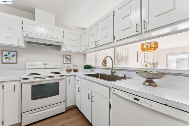 1159 Admiralty Ln, Alameda, CA 94502