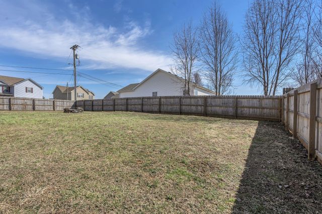 1341 Loren Cir, Clarksville, TN 37042