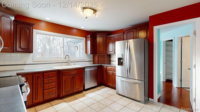 2245 W Cook Road, Grand Blanc, MI 48439