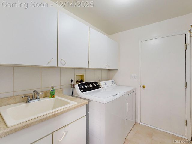 2245 W Cook Road, Grand Blanc, MI 48439