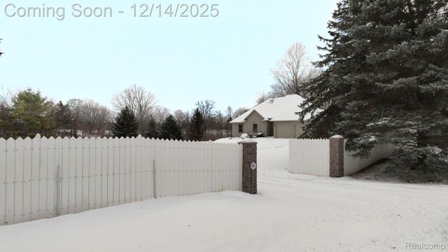 2245 W Cook Road, Grand Blanc, MI 48439