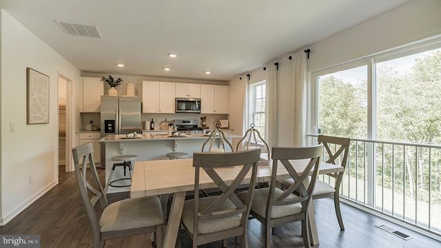 7 WATTS AVE, Barnegat, NJ 08005