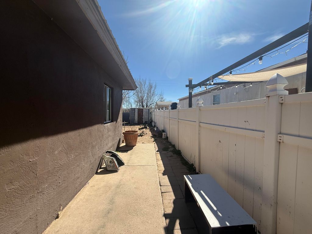 Image 10 of property listing at 1907 Isleta Boulevard SW UNIT 7, Albuquerque, NM 87105