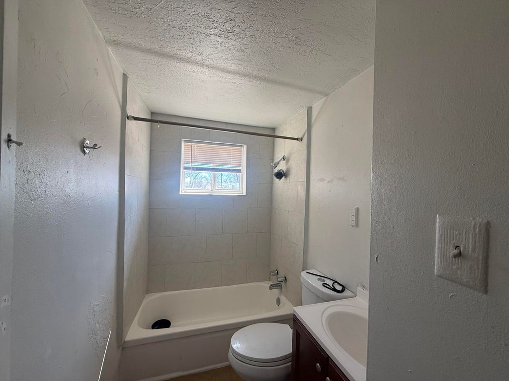 Image 11 of property listing at 1907 Isleta Boulevard SW UNIT 7, Albuquerque, NM 87105