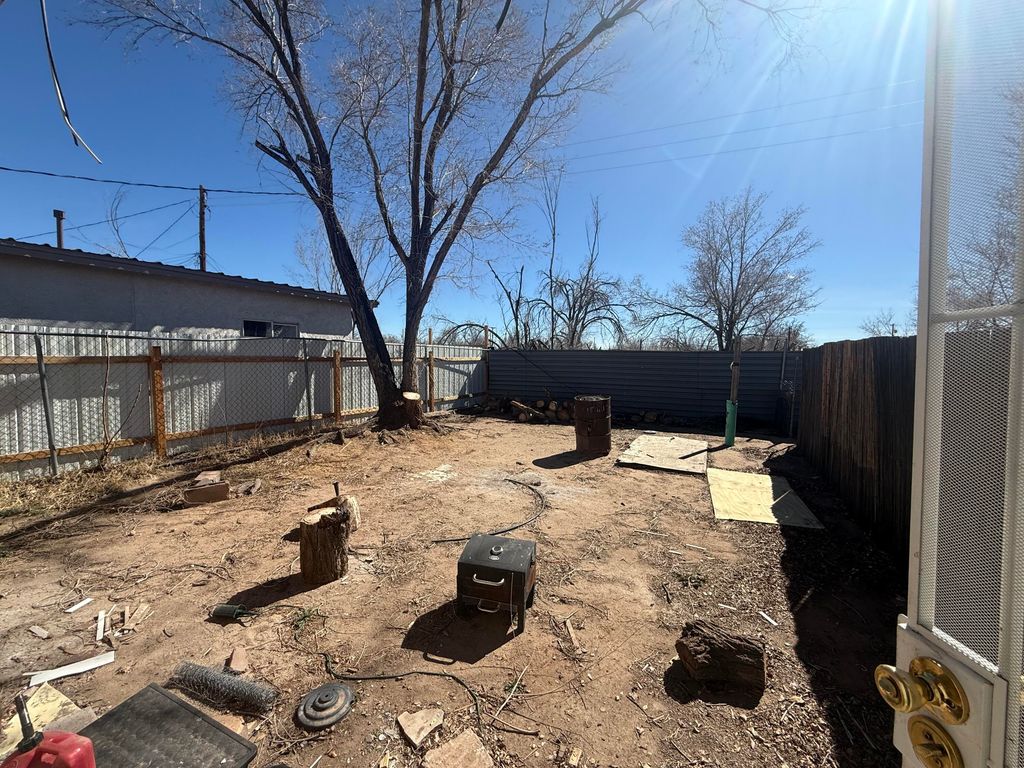 Image 13 of property listing at 1907 Isleta Boulevard SW UNIT 7, Albuquerque, NM 87105