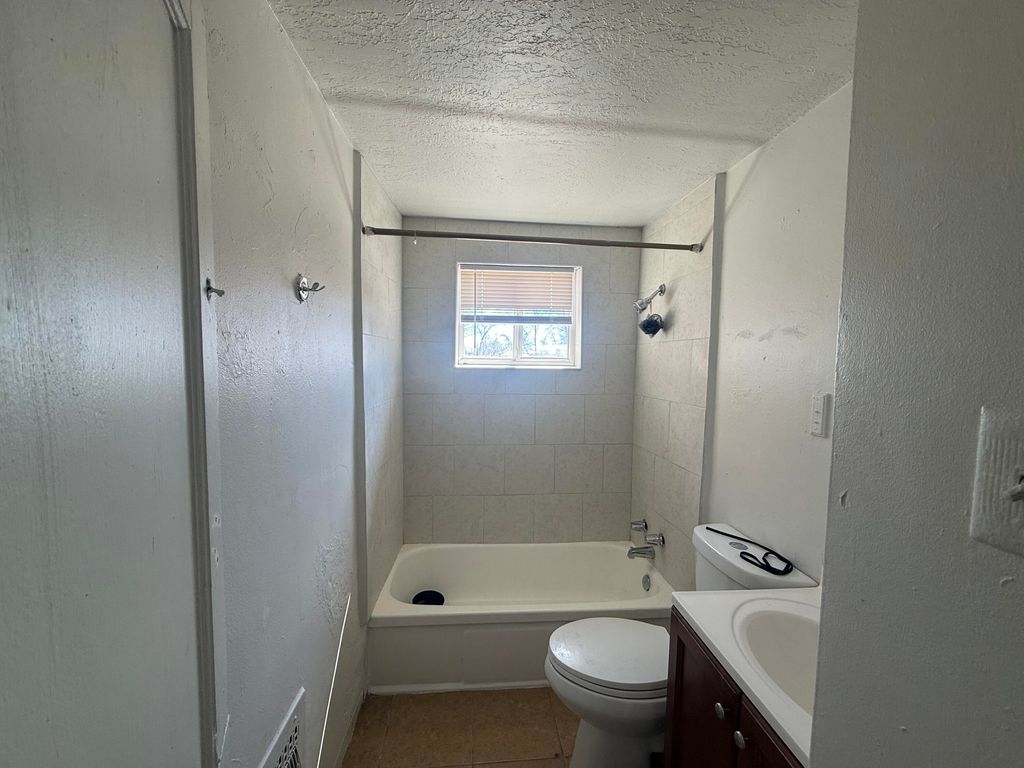 Image 14 of property listing at 1907 Isleta Boulevard SW UNIT 7, Albuquerque, NM 87105