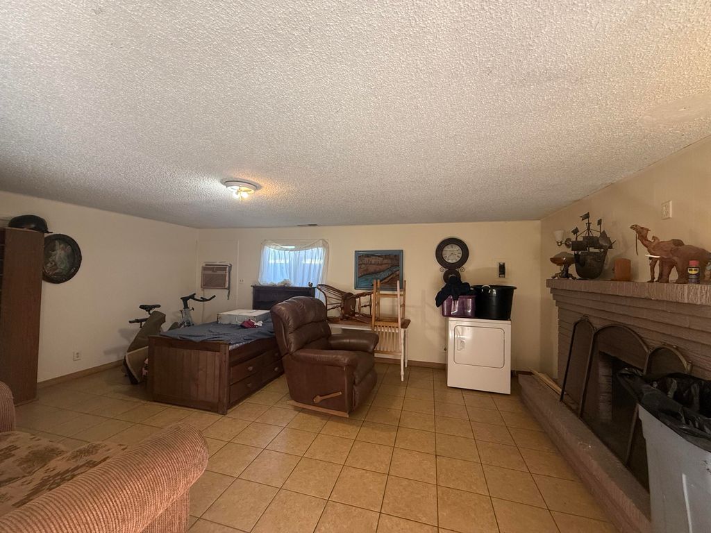 Image 6 of property listing at 1907 Isleta Boulevard SW UNIT 7, Albuquerque, NM 87105