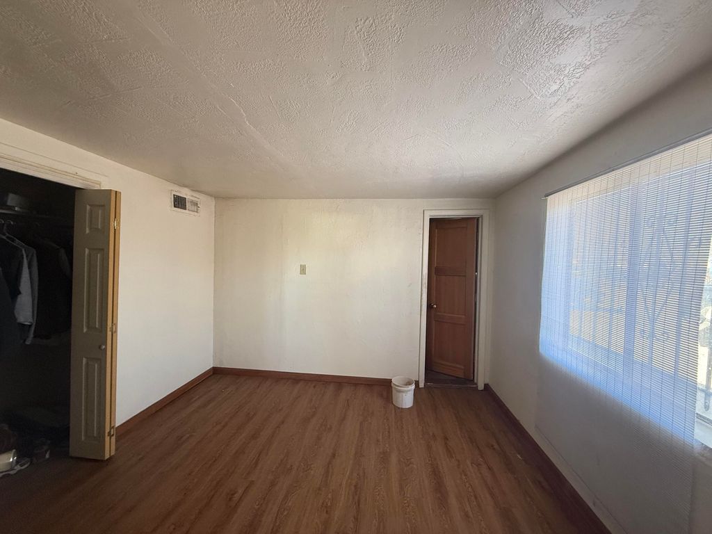 Image 8 of property listing at 1907 Isleta Boulevard SW UNIT 7, Albuquerque, NM 87105