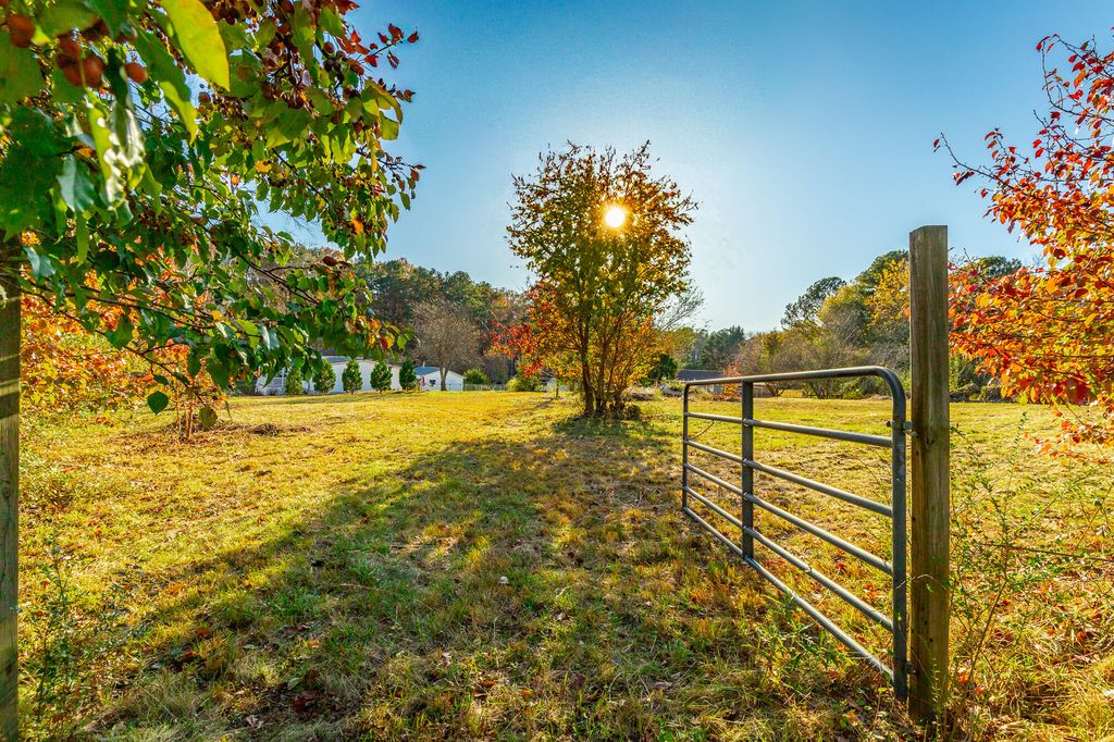 633 E Garden Farm Road, Rossville, GA 30741