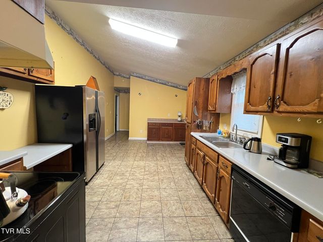 207 Crest Drive, Mount Carmel, TN 37645