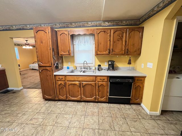 207 Crest Drive, Mount Carmel, TN 37645