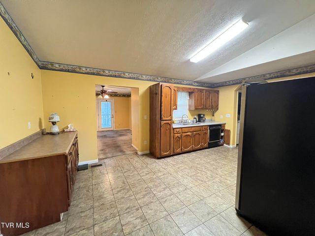 207 Crest Drive, Mount Carmel, TN 37645