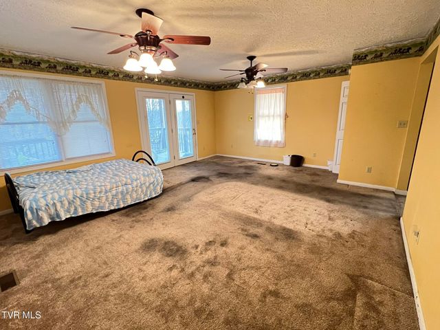 207 Crest Drive, Mount Carmel, TN 37645