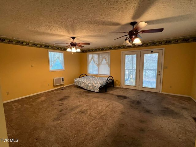 207 Crest Drive, Mount Carmel, TN 37645