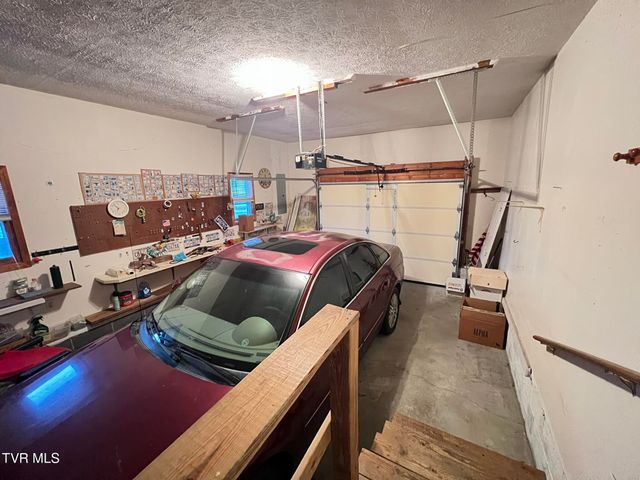 207 Crest Drive, Mount Carmel, TN 37645